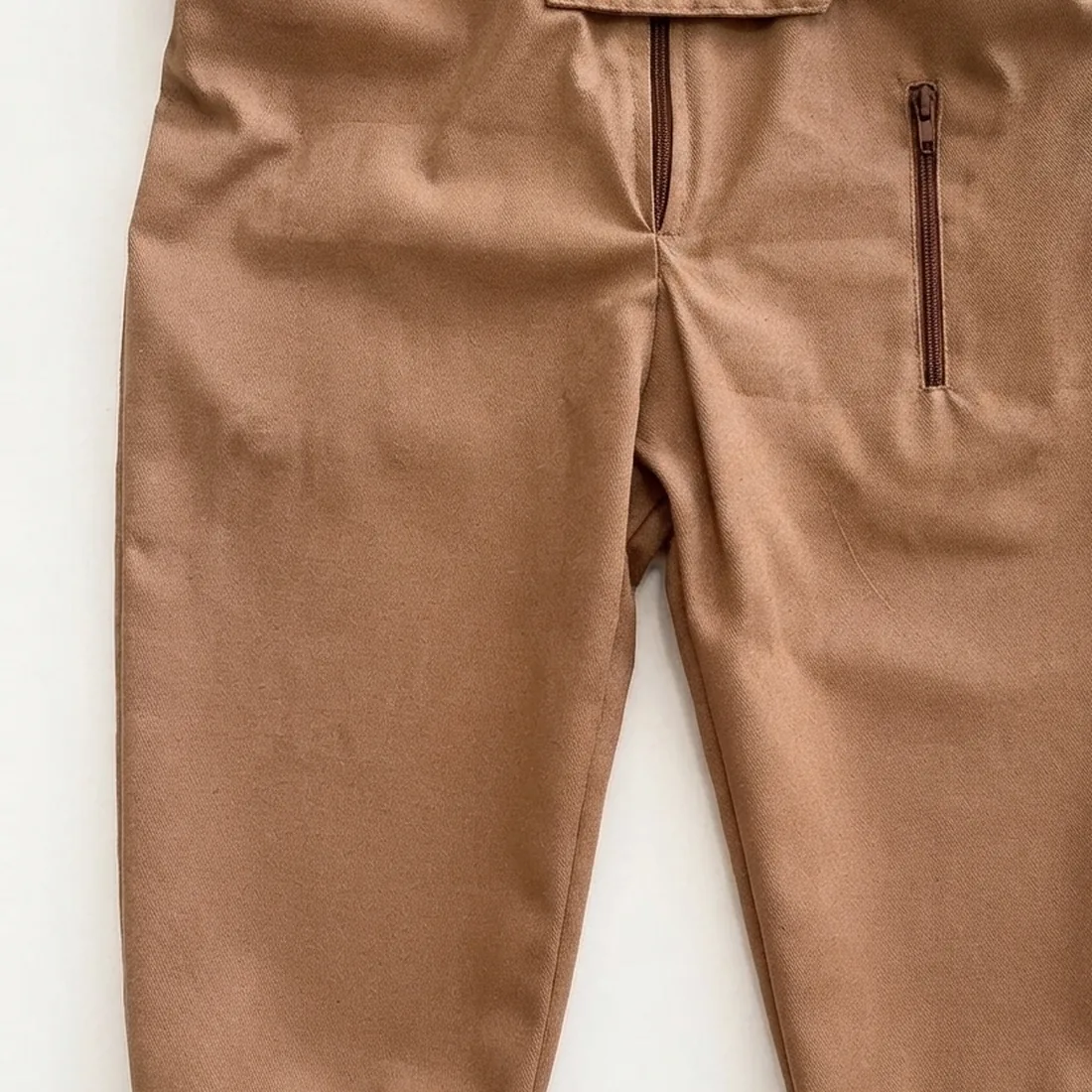 Perna lisa em tom caramelo