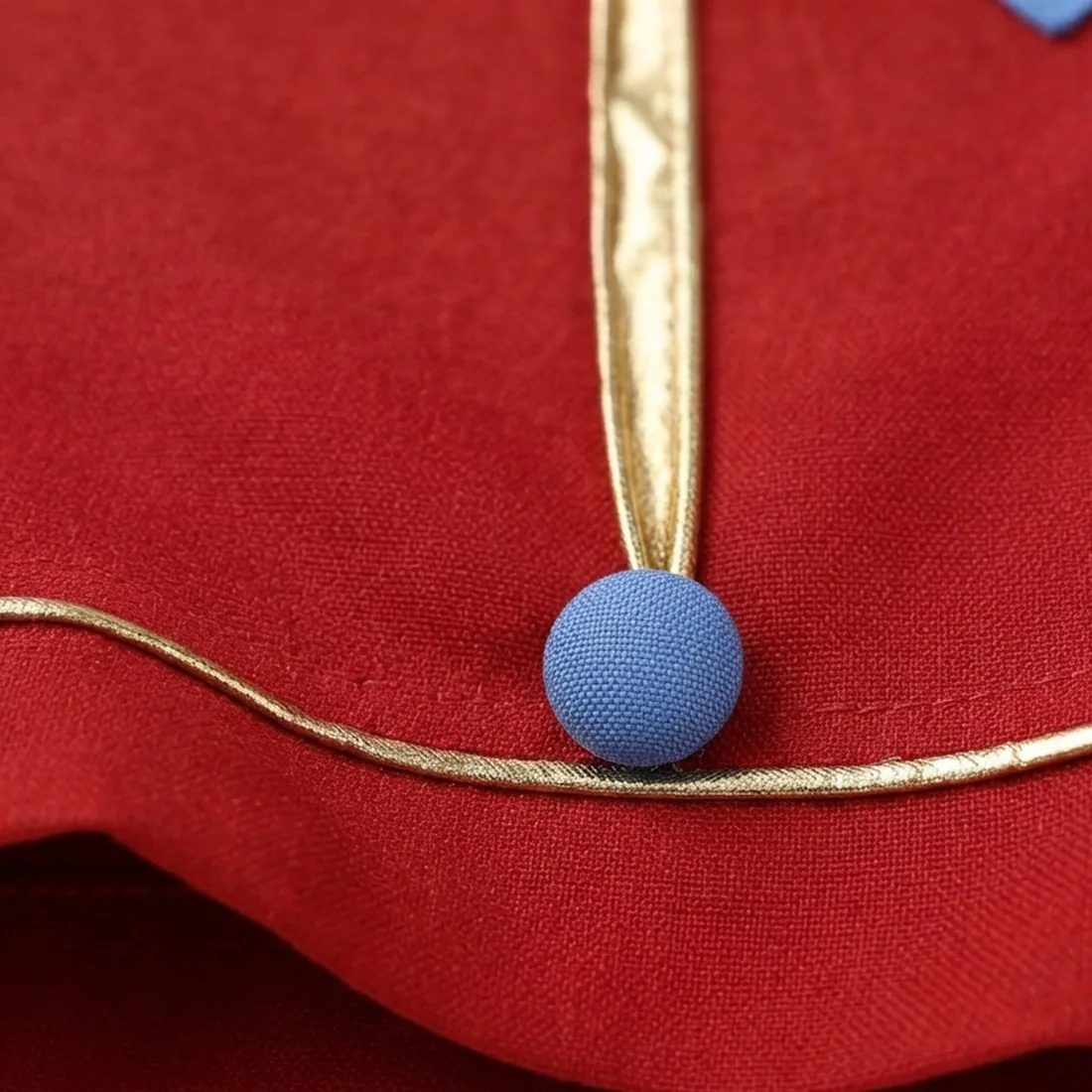Vivo dourado com botão forrado azul