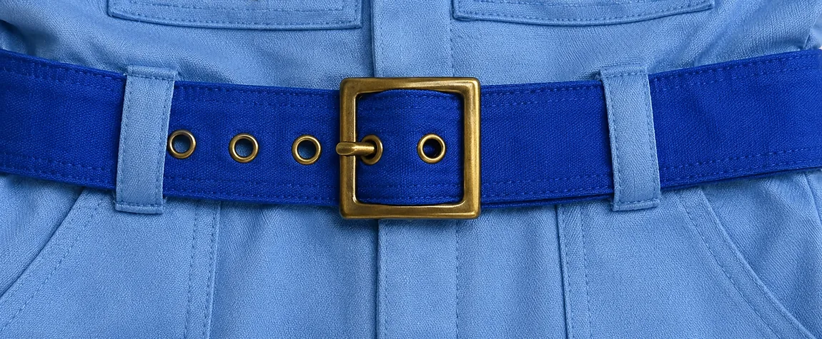 Cinto azul com fivela dourada