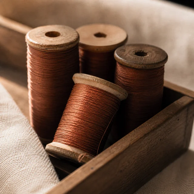 Cones de linha cobre no ateliê