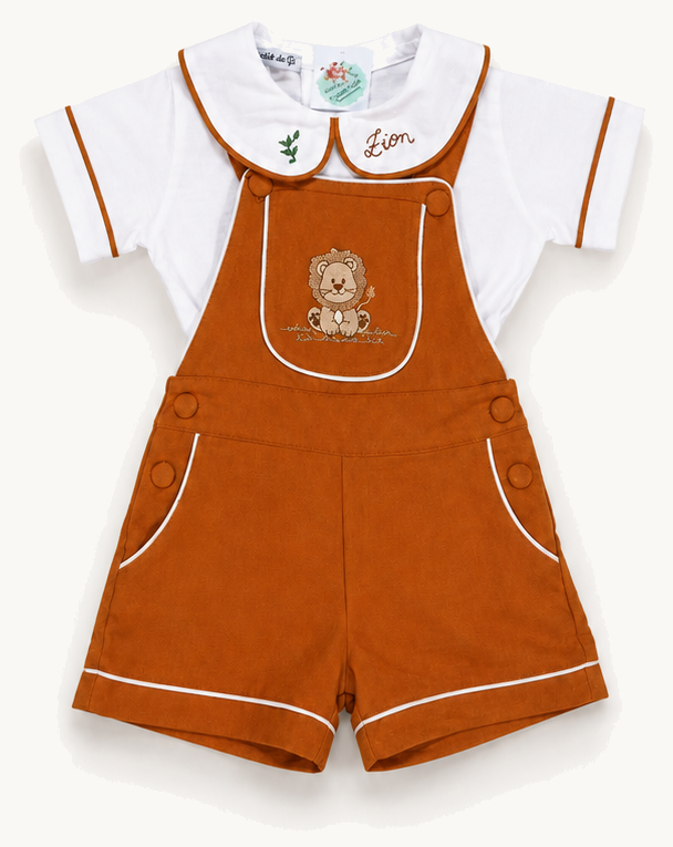 Jardineira Safari caramelo com camisa de gola redonda e o filhote de leão bordado no peitilho