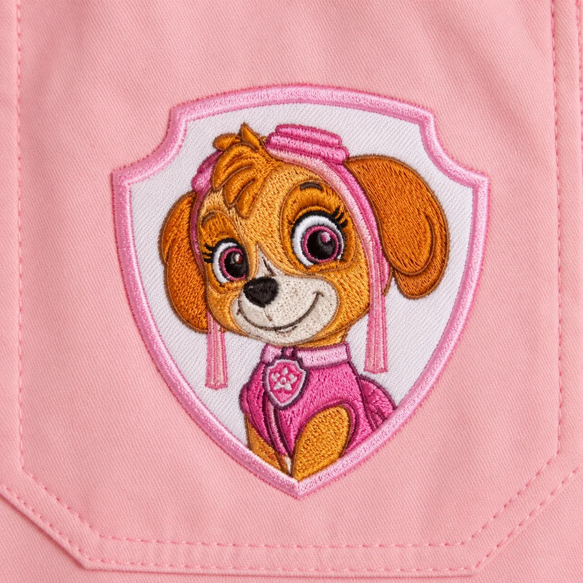 Escudo da personagem bordado no bolso