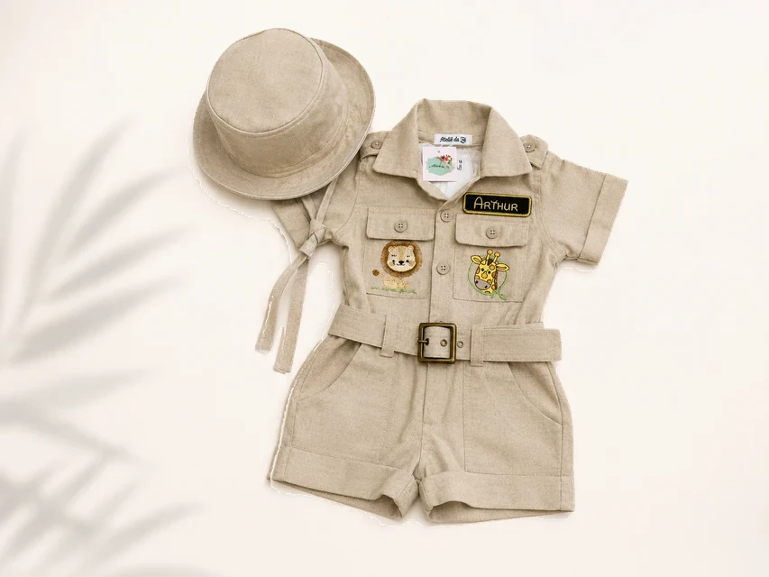 Macacão Safari com o chapéu, o look completo do projeto