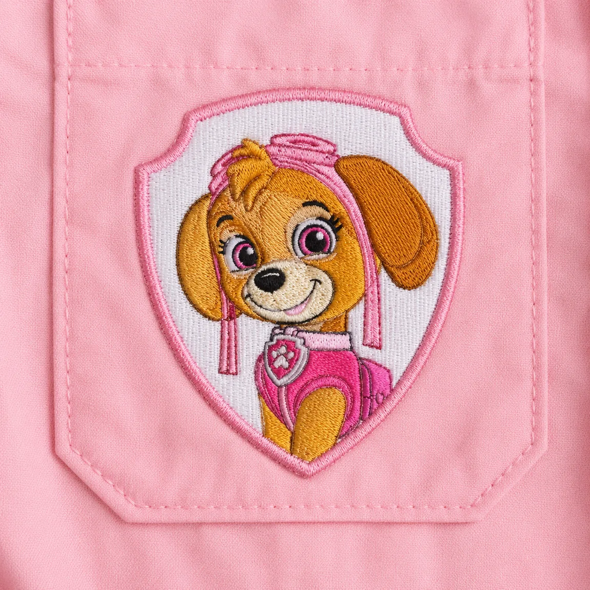 Escudo bordado no bolso do peito